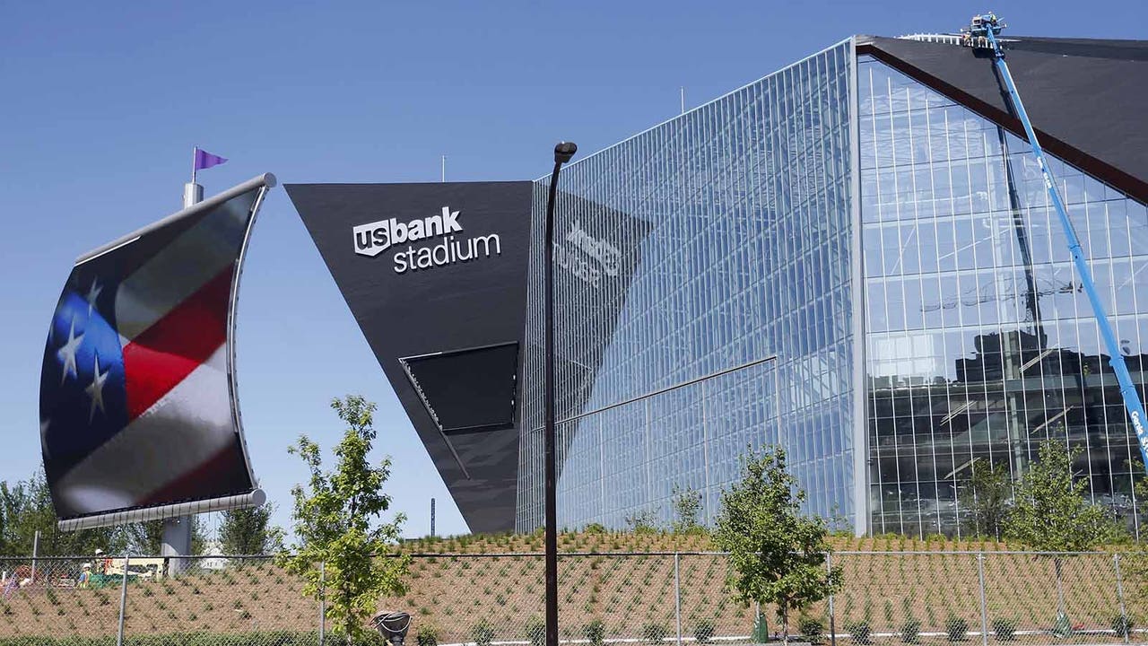 New stadium working out kinks for 1st Vikings game